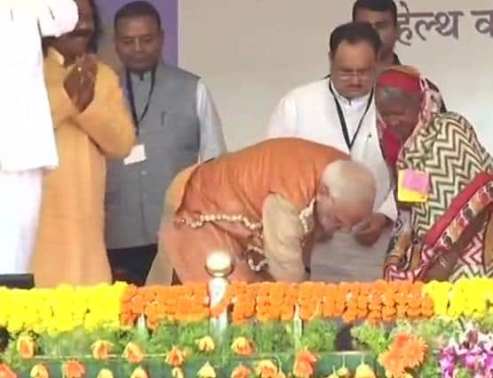 અનેક લોકોએ મોદીના પગલાંને નવી પહેલ ગણાવી તો ઘણા લોકોએ પીએમ એક્ટિંગ કરતાં હોવાની પ્રતિક્રિયા પણ આપી છે.