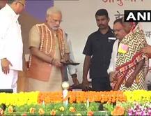 સભામાં મંચ પર મોદીએ સ્વયં નમીને આદિવાસી મહિલાને પહેરાવી ચપ્પલ, જુઓ તસવીરો