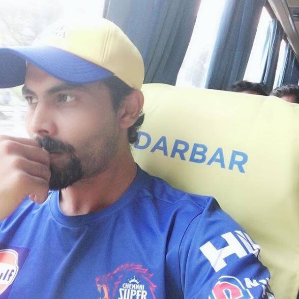 CSK વતી રમી રહેલો જાડેજા બસમાં બેસી મેચ સ્થળે જતો હતો ત્યારે સીટ પર દરબાર લખેલું હતું.