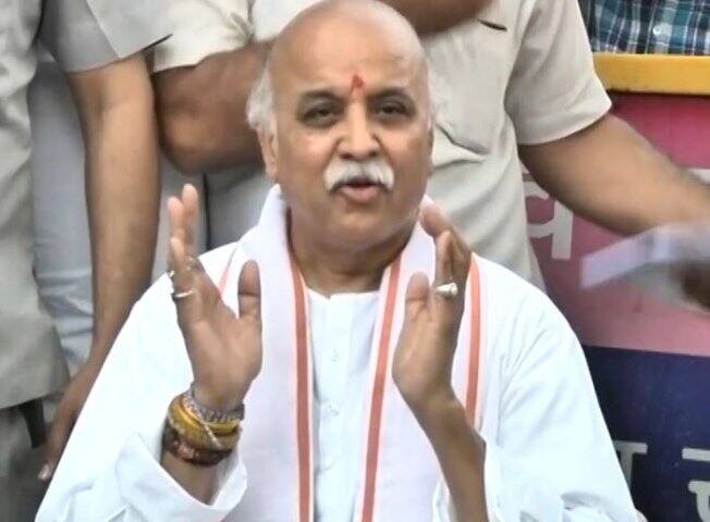  નવી દિલ્હી: વીએચપી નેતા પ્રવીણ તોગડિયાને મોટો ઝટકો લાગ્યો છે. વી.એસ કોકજે વિશ્વ હિન્દુ પરિષદના અધ્યક્ષની ચૂંટણીમાં વિજેતા બન્યા છે. તેને લઈને નારાજ તોગડિયાએ પણ વીએચપી છોડવા અને 17 એપ્રિલથી અનિશ્ચિતકાળ સુધી અમદાવાદમાં ઉપવાસ શરૂ કરવાનું એલાન કર્યું છે. ચૂંટણીમાં વર્તમાન આંતરરાષ્ટ્રીય અધ્યક્ષ રાઘવ રેડ્ડી અને હિમાચલ પ્રદેશના પૂર્વ ગવર્નર અને મધ્યપ્રદેશ હાઈકોર્ટના પૂર્વ જજ વિષ્ણુ સદાશિવ કોકજે વચ્ચે મુકાબલો હતો. વિજય બાદ કોકજે વિશ્વ હિંદુ પરિષદના આંતરરાષ્ટ્રીય અધ્યક્ષ પ્રવિણ તોગડિયાનું સ્થાન લેશે. તેની સાથે હવે તોગડિયા યુગનો અંત થઈ ગયો છે.