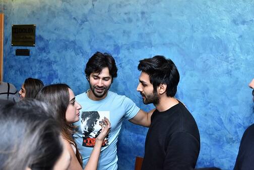 આ ફિલ્મને બહુજ સારો રિસ્પૉન્સ મળી રહ્યો છે. અમિતાભ બચ્ચને આ ફિલ્મની પ્રસંશા કરતાં ટ્વીટ કર્યું, 'ઓક્ટોબર ફિલ્મ, એક પુષ્પ હરશ્રૃગાંરનો, જેન્ટલ, સૉફ્ટ, શ્રીકૃષ્ણ આને પારિજાત કહતા હતા, બંગાળમાં શિઉલી કહેવામાં આવે છે. એવું એક અનોખું વૃક્ષ જે ફૂલોને ફળ બનવાનો ઇન્તજાર નથી કરતું. ચાંદની રાતમાં ચમકે છે. સવાર થતાં પહેલા કરમાઇ જાય છે.'