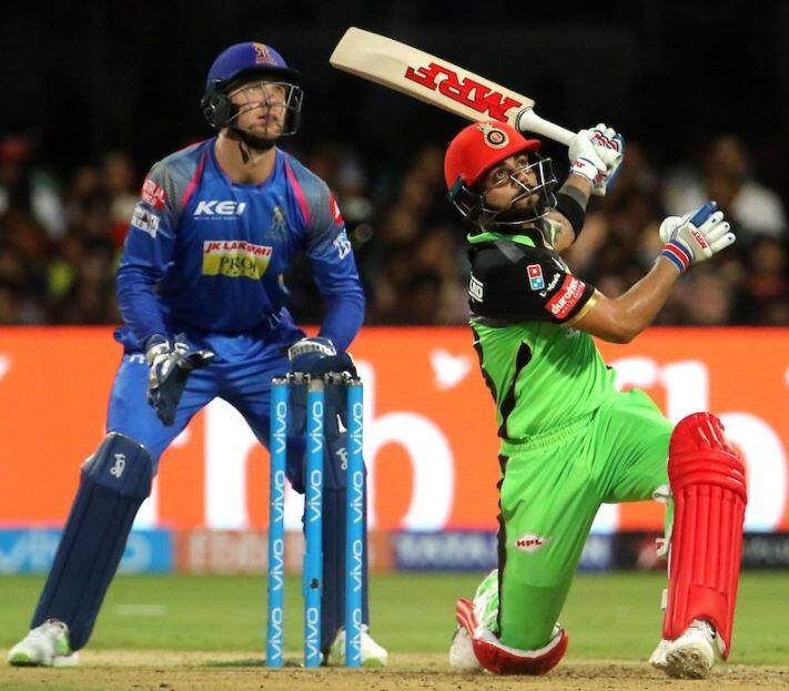 જયપુરઃ આઈપીએલમાં રવિવારે સાંજે રમાયેલા રાજસ્થાન રોયલ્સ અને રોયલ ચેલેન્જર્સ બેંગ્લોર વચ્ચેના મુકાબલમાં આરસીબીનો 19 રને પરાજય થયો હતો. આરસીબી વતી કેપ્ટન વિરાટ કોહલીએ 30 બોલમાં 57 રન બનાવ્યા હતા. કોહલી આઉટ થયા બાદ આરસીબીએ નિયમિત અંતરે વિકેટ ગુમાવી હતી અને કોઈ પણ બેટ્સમેન મોટી ઇનિંગ રમી શક્યો નહોતો. રાજસ્થાન વતી ગોપાલે 2 વિકેટ લીધી હતી.