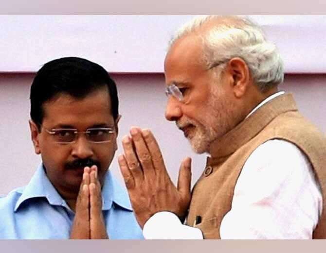 ફિલ્મમાં વડાપ્રધાન મોદી અને દિલ્હીના મુખ્યમંત્રી કેજરીવલ અંગે કરવામાં આવેલી અપમાનજનક ટીપ્પણીઓને ટ્રિબ્યૂનલે એમ કહેતાં પાસ કરી દીધાં કે તેને દર્શકોના અનુભવ અને વિવેક પર પૂરો વિશ્વાસ છે. બંને નેતાઓએ બનારસ સીટ પરથી ચૂંટણી લડી હતી. તેના પ્રચારના સમયે ફિલ્મ માટે 44 દિવસ સુધી ભાષણને રેકોર્ડ કરવામાં આવ્યાં. જે બાદ 'બેટલ ફોર બનારસ'ને રજૂ કરવા ઘણી લાંબી લડાઈ જોવા મળી. સેન્સર બોર્ડે ઓક્ટોબર, 2015માં આ ફિલ્મને પાસ કરી ન હતી.