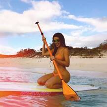 કિમ કર્દાશિયને બીચ પર નાવડી ચલાવતા ખેંચાવી આવી બૉલ્ડ તસવીરો