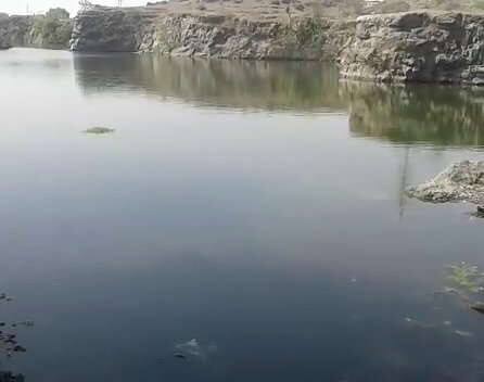 રાજકોટ: રાજકોટ શહેરના ઉપલાકાંઠા વિસ્તારમાં રહેતું એક પ્રેમી યુગલ શનિવારે બપોરે ફરવા ગયું હતું. બંને આજી ડેમે નહાવા ગયાં હતાં અને ડૂબી જતાં ચકચાર મચી ગઇ હતી. ગઈકાલે ફાયરબ્રિગેડના જવાનોએ યુવતીની લાશ બહાર કાઢી હતી, જ્યારે આજે સવારે યુવકની પણ લાશ મળી આવી હતી.