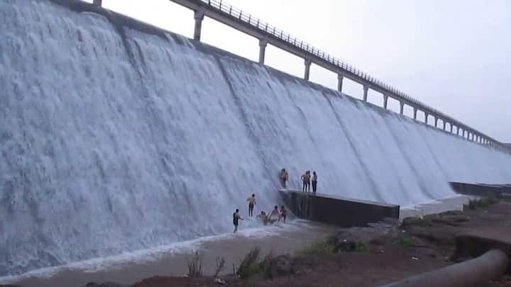 શનિવારે બપોરે કાજલ અને તેનો પ્રેમી સાગર આજી ડેમે નહાવા ગયા હતા અને ધોમધખતાં તાપમાં ડેમના પાણીની મોજ માણતી વખતે બંને અચાનક જ ડૂબી ગયા હતા. કાજલની માતાએ પણ પ્રેમલગ્ન કર્યા હતા અને કાજલના પિતાએ દશ વર્ષ પૂર્વે આપઘાત કર્યો હતો.