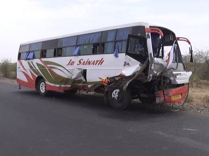 મળતી જાણકારી અનુસાર, આજે સવારે શિકરા ગામથી નાનજીભાઇ અનાવડિયા પરિવારજનો સાથે લગ્નનો માંડવો લઇને વિજપાસર ગામે ટ્રેક્ટરમાં જઇ રહ્યા હતા. ત્યારે કુંભારજી બાજુથી આવતી લક્ઝરી બસે ટ્રેક્ટરને ટ્રોલી સહિત ટક્કર મારી હતી.