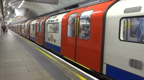 કપલ ટ્રેનમાં કરતું હતું આવું ગંદુ કામ, જાણો લોકોએ શું કર્યું કપલ ટ્રેનમાં કરતું હતું આવું ગંદુ કામ, જાણો લોકોએ શું કર્યું