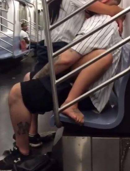 મેટ્રો યૂકેની ખબર મુજબ, ટ્રેનમાં એક કપલ સેક્સ કરી રહ્યું હતું અને લોકો તેનો વીડિયો બનાવીને હસવાની સાથે તેમને ચિયર પણ કરતા હતા. કાળા રંગના વાળવાલી મહિલા તેના પાર્ટનર સાથે સેક્સ કરી રહી હોવાનું વીડિયોમાં સ્પષ્ટ જોઈ શકાય છે.