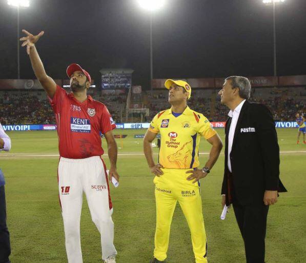 મોહાલીઃ પંજાબ ક્રિકેટ એસોસિશએનના આઈએસ બિંદ્રા સ્ટેડિયમમાં રમાઇ રહેલી કિંગ્સ ઇલેવન પંજાબ અને ચેન્નાઈ સુપર કિંગ્સ વચ્ચે આઈપીએલ-11ની મેચમાં ધોનીની સીએસકે ટોસ જીતી બોલિંગનો નિર્ણય કર્યો હતો. 