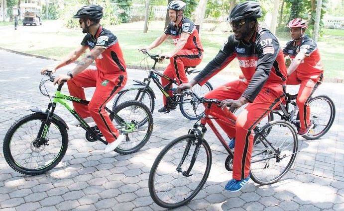 આઈપીએલની એક સીઝનમાં આરસીબીના ખેલાડીઓ સાઇકલ લઈને સ્ટેડિયમમાં આવ્યા હતા, પરંતુ ફેન્સ માટે સ્ટેડિયમ સુધી આવવા માટે સીએનજી રિક્ષાનો પ્રબંધ કરવામાં આવ્યો હતો.