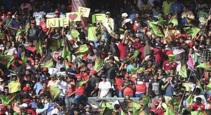 મેદાન પર ફેન્સ પણ રેડના બદલે ગ્રીન કલરના ઝંડા અને ટી શર્ટમાં ટીમને સપોર્ટ કરતાં નજરે પડતા હતા.