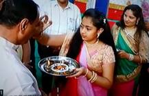 CM વિજય રૂપાણીને તિલક કરી રહેલ કિશોરીના વાળ સળગ્યા પછી શું થયું, જાણો વિગત