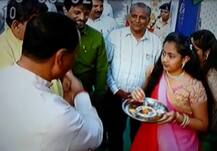 CM વિજય રૂપાણીને તિલક કરી રહેલ કિશોરીના વાળ સળગ્યા પછી શું થયું, જાણો વિગત