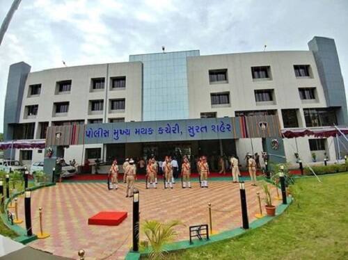 સુરત: પાંડેસર જીઆવ-બુડીયા ગામ નજીકની એક ઝાડીમાંથી 6 એપ્રિલના રોજ એક બાકળીની લાશ મળી આવી હતી. બાળકી પર બળાત્કાર ગુજારીને ગળે ટૂંપો આપી તેની હત્યા કરવામાં આવી હોવાનું પોસ્ટમોર્ટમમાં ખુલ્યું હતું. આ દરમિયાન મોડી સાંજે સુરતના બિલ્ડર તુષાર ઘેલાણીએ આ બાળકી વિષે અને તેના હત્યારા વિશે કોઈ પણ પ્રકારની માહિતી જે વ્યક્તિ પોલીસને આપશે તેને તેમના તરફથી રૂપિયા પાંચ લાખનું ઈનામ આપવામાં આવશે તેવી જાહેરાત કરી હતી. 