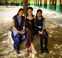 હૉલીવુડ એક્ટ્રેસ રંગાઈ ભારતીય સંસ્કૃતિમાં, યૂપીની શાળામાંથી દતક લીધુ બાળક, જુઓ તસવીરો