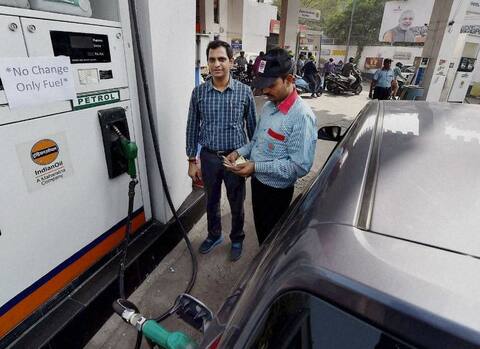 પેટ્રોલનો ભાવ પ્રતિ લિટરે 90 રૂપિયા પહોંચી શકે છે, જાણો શું છે કારણ પેટ્રોલનો ભાવ પ્રતિ લિટરે 90 રૂપિયા પહોંચી શકે છે, જાણો શું છે કારણ