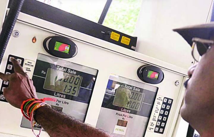 નવી દિલ્હીઃ આમ આદમી માટે માઠા સમાચાર છે. ક્રૂડ ઓઈલની કિંમતમાં વધારો થઈ શકે છે અને ક્રૂડનો બેરલ દીઠ ભાવ 80 ડોલર સુધી પહોંચી શકે છે. આમ થવાથી ભારતમાં પેટ્રોલની કિંમત 90 રૂપિયા સુધી જઈ શકે છે અને ડીઝલનો ભાવ પણ 80 રૂપિયા થઈ શકે છે. આમ થવાથી મોંઘવારી વધશે. દુનિયાની સૌથી મોટી ફાઇનાન્સિયલ અને રિસર્ચ કંપની પૈકીની એક જેપી મોર્ગને તેના રિપોર્ટમાં આમ જણાવ્યું છે. ક્રૂડ હાલ 2014 પછીની સર્વોચ્ચ સપાટી પર છે.