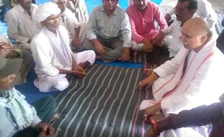 વીએચપીમાંથી હકાલપટ્ટી બાદ સોમવારે તોગડિયાએ મીડિયા સાથે વાતચીત કરતા મોદી પર આકરા પ્રહારો કર્યા હતા. તેમણે રાજ્ય તેમજ દેશમાં બાળકીઓ પર થયેલી બળાત્કારની ઘટનાની આકરી નિંદ કરી હતી. મોદી પર પ્રહાર કરતા તોગડિયાએ કહ્યું હતું કે દેશમાં દીકરીઓ સુરક્ષિત નથી ત્યારે મોદી વિદેશ પ્રવાસે નીકળ્યા છે. 