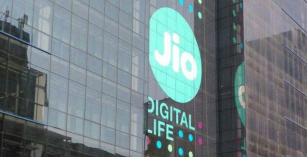 JioHomeTV એક એનહેન્સ મલ્ટીમીડિયા બ્રોડકાસ્ટ મલ્ટીકાસ્ટ eMBMS સર્વિસ હશે. આ એક હાઇબ્રિડ ટેક્નલોજી છે, જેનો ઉપયોગ અનેક ટીવી ચેનલ કરે છે. 