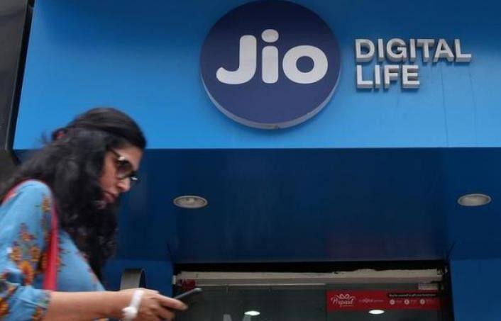 રિપોર્ટ્સ પ્રમાણે રિલાયન્સ થોડા સપ્તાહોમાં જ બ્રોડકાસ્ટ સર્વિસ યૂઝર્સ માટે લાઇવ કરશે.