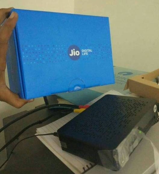 JioHomeTV કંપનીની ડીટીએચ સર્વિસનું રિપ્લેસમેન્ટ છે કે કંપનીની નવી સર્વિસ છે તે અંગે રિલાયન્સ જિયો તરફથી હજુ કોઈ સ્પષ્ટતા કરવામાં આવી નથી.