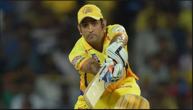  ધોનીની ટાઈમિંગ અને બાવડાની તાકાત પર ક્રિકેટ એક્સપર્ટ ચર્ચા કરે છે. આ ઉપરાંત 45એમએમની ધારવાળું તેનું બેટ પણ શોટ્સમાં મહત્વપૂર્ણ છે. ટોચના ભારતીય બેટ્સમેનોમાં ધોની જ એક એવો બેટ્સમેન છે જે 45એમએમનું બેટ ઉપયોગ કરે છે.