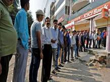 નોટબંધી જેવો રોકડનો કકળાટ, લગ્નનું કાર્ડ બતાવીને લોકો ઉપાડી રહ્યા છે રૂપિયા