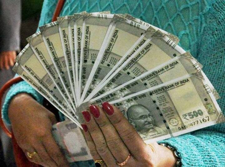 બીજી બાજુ ગુજરાતમાં લોકોએ ફરી એક વખત નોટબંધી જેવી સ્થિતિનો સામનો કરવો પડી રહ્યો છે. બેંકોએ રોકડ ઉપાડની મર્યાદા નક્કી કરી છે, જ્યારે મોટાભાગના એટીએમમાં રૂપિયા નથી.