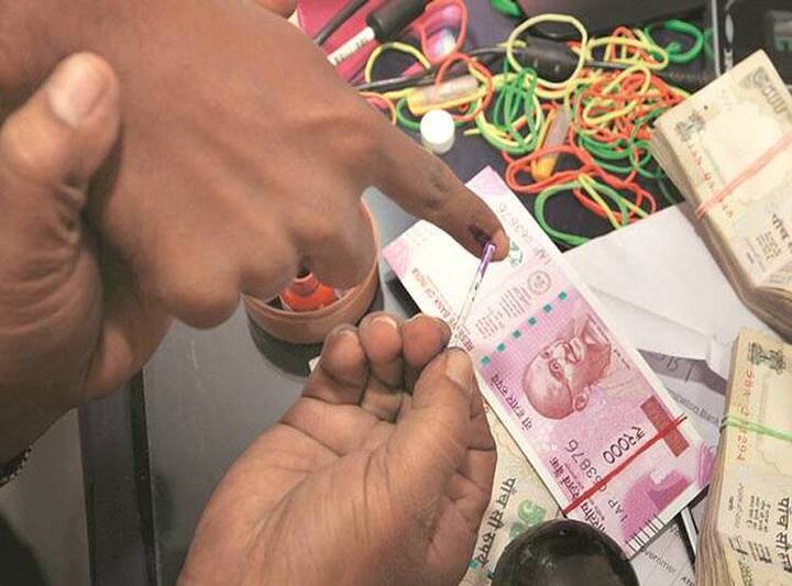 રોકડની તંગીની સૌથી વધારે અસર ઉત્તરાખંડ અને બિહારમાં જોવા મળી છે. અહીં એટીએમમાં રોકડ નથી. ઉત્તરાખંડના શ્રીનગર, રૂદ્રપ્રયાગ જેવા પહાડી વિસ્તારમાં તો રોકડને લઈને હલાવા પણ ઈ રહ્યા છે. અનેક દુકાનદાર 1000 રૂપિયા રોકડના બદલામાં 100 રૂપિયા ચાર્જ કરી રહ્યા છે.