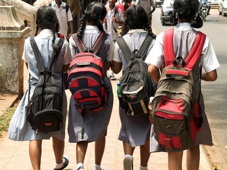 સુરત: સુરત ઝોનની ફી નિયમન સમિતિએ પ્રોવિઝનલ ફી જાહેર કરી છે. સુરતની 25 સ્કૂલ સાથે દક્ષિણ ગુજરાતના સાત જિલ્લાની કુલ 58 સ્કૂલની પ્રોવિઝનલ ફી જાહેર કરવામાં આવી છે. ફી માં એક હજારથી લઈને 1 લાખ 83 હજાર સુધીનો ઘટાડો કરવામાં આવ્યો છે. જો કોઈ સ્કૂલને નિયત કરવામાં આવેલી ફી સામે સમસ્યા હોય તો તે સાત દિવસ સુધીમાં ફી નિયમન સમિતિ સામે અરજી કરી શકશે. 