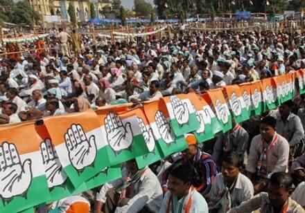 આ સંવાદ યાત્રા વાસ્તવમાં નવા ચહેરોના શોધયાત્રા બની રહેવાની છે. હવે એવું નક્કી કરવામાં આવ્યું છે કે, ભાજપ સામે લડત આપવા ફિલ્ડમાં યુવાઓને કામે લગાડવામાં આવશે. જ્યારે વરિષ્ઠોનું માત્ર માર્ગદર્શન પણ લેવામાં આવશે. આમ કોંગ્રેસને જીવંત બનાવવા તૈયારીઓ કરવામાં આવી છે.