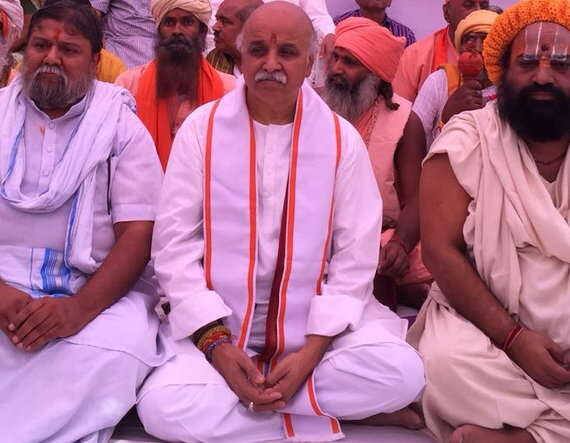 અમદાવાદઃ વિહિપના ભૂતપૂર્વ આંતરરાષ્ટ્રિય મહામંત્રી એવા તોગડિયા અયોધ્યામાં રામમંદિર જલ્દી બને તેની માંગની લઇને અનિશ્ચિતકાળ સુધીના ઉપવાસ પર ઉતર્યા છે. તોગડિયા અમદાવાદના પાલડી સ્થિત ડો.વર્ણીકર ભવન ખાતે જ ઉપવાસ કરી રહ્યાં છે. તેમની સાથે સંતો અને મહંતો સાથે ઉપવાસ પર છે. 