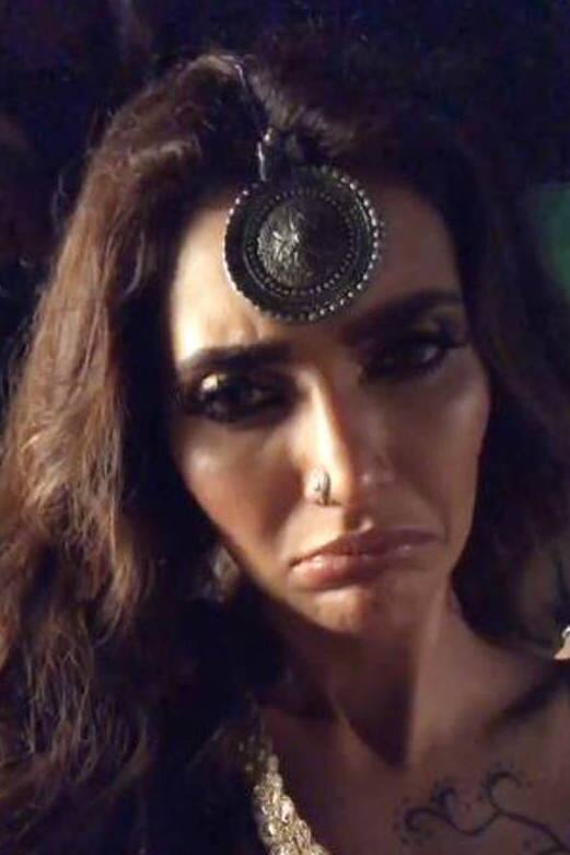 પ્રોમો શૂટ દરમિયાન કરિશ્માનો નાગિન લૂક જોરદાર લાગી રહ્યો છે. ડસ્કી મેકઅપ અને સ્મોકી આઈ મેકઅપ સાથે ટ્રાઇબલ જ્વેલરીનો બ્લેડ શાનદાર દેખાઈ રહ્યો છે.