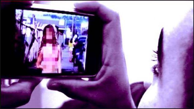 પીડિતાના પિતા જ્યારે ઓફિસ જતા રહેતા અને તે સ્કૂલથી આવતી તો માતા તેને ખાવા કે હોમ વર્ક નહોતી કરવા દેતી. એક દિવસ માતા અને મામાએ તેને એટલો બધો માર માર્યો કે તેના હાથ-પગમાં સોજા આવી ગયા અને લોહી વહેવા લાગ્યું. જ્યારે સાંજે તેના પિતા ઘરે આવ્યા તો હોસ્પિટલ લઈને પહોંચ્યા, જ્યાં ડોક્ટર્સે તેની સારવાર કરી.