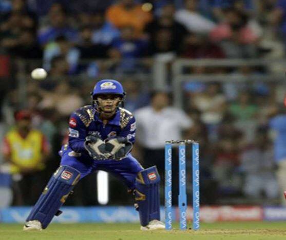 ઈશાન બહાર ગયા બાદ રિઝર્વ ખેલાડી આદિત્ય તારેને વિકેટ કિપિંગ માટે બોલાવવામાં આવ્યો હતો. તેણે મયંકની બોલ પર સરફરાઝ ખાનને સ્ટમ્પ આઉટ કર્યો હતો.