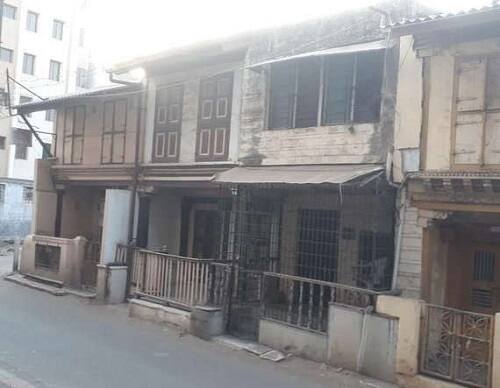 આ બંને જણા બહારથી રૂપલલનાઓ બોલાવીને પૈસાની લાલચ આપી તેમનું શારિરીક શોષણ કરી તેમની પાસે શરીરસુખ માણવા ગ્રાહકો મોકલી વેશ્યાવૃત્તિ કરાવતા હતા. બંને ગ્રાહકો પાસેથી સેક્સના બદલામાં પૈસા વસૂલતા હતા. રેસીડેન્સી વિસ્તારમાં કુટણખાણું ચાલતું હોવાથી આસપાસના લોકો પણ કંટાળી ગયા હતાં. 