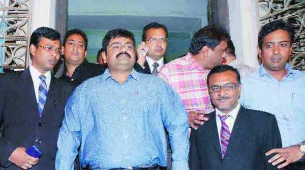  ફરાર અમીત ભટનાગર વડોદરાના કેટલાક તેના અંગત મિત્રોના સંપર્કમાં હોવાની વિગતો સી.બી.આઇ.ની તપાસમાં ખૂલવા પામી હતી. ત્રોના જણાવ્યાં મુજબ અમિત ભટનાગર દ્વારા વિવિધ લોકો સાથે ફોન દ્વારા વાતચીત કરવામાં આવતી હોવાના કારણે તેનું લોકેશન ટ્રેસ થતાં આજે તેને ઝડપી પાડવામાં પોલીસને સફળતા મળી હતી.