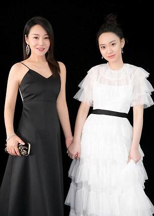 ત્યારબાદ 2006માં તેને 34 વર્ષની ઉંમરે ચાઇનાની સૌથી પૉપ્યૂલર પીરિયડ સિટકૉમ 'માય ઓન સ્વૉર્ડમેન' શરૂ કર્યું. ઉપરના ફોટામાં યાન (47) ડાબી બાજુએ અને પુત્રી જોઉ (20) જમણીબાજુએ દેખાઇ રહી છે. અત્યારે યાન પોતાની નવી ફિલ્મ 'આઇ એમ યૉર મૉમ'નું પ્રમૉશન કરી રહી છે. તેમાં તે બન્ને મા અને દિકરી તરીકે જોવા મળશે.