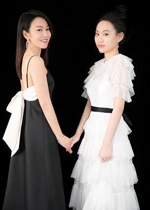 ચાઇનીઝ સોશ્યલ મીડિયા Weiboમાં યૂઝર્સે મા-દિકરીની આ પેરને જોઇને અલગ અલગ કૉમેન્ટ આપવાની શરૂ કરી દીધી અને આ ફોટાને સૌથી વધુ લાઇક્સ મળી રહી છે. કેટલાક યૂઝર્સે લખ્યું કે, બે બહેનો જેવી લાગી રહી છે.