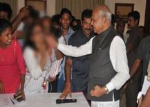 તમિલનાડુઃ રાજ્યપાલે ગાલ પર હાથ ફેરવતાં ભડકી ઉઠી મહિલા પત્રકાર, કહ્યું- ‘અનેક વખત ચહેરો ધોયો પણ.....’