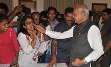 તમિલનાડુઃ રાજ્યપાલે ગાલ પર હાથ ફેરવતાં ભડકી ઉઠી મહિલા પત્રકાર, કહ્યું- ‘અનેક વખત ચહેરો ધોયો પણ.....’