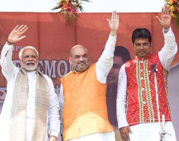 અગરતલાઃ ત્રિપુરના મુખ્યમંત્રી બિપ્લબ દેબે એક ચોંકાવનારું નિવેદન કર્યું છે. તેમણે કહ્યું કે, મહાભારત યુગમાં પણ ઇન્ટરનેટ હતું. અગરતલામાં મંગળવારે યોજાયેલા એક કાર્યક્રમમાં કહ્યું કે દેશમાં મહાભારત યુગમાં પણ ટેક્નોલોજી હતી.