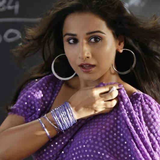 કરણે ચોથો સવાલ કર્યો કે એક્ટ ખતમ થયા બાદ ચોકલેટ, ગ્રીન ટી કે વધુ એક રાઉન્ડ ? તો વિદ્યાએ આ સવાલનો જવાબ સેન્સેશનલ અવાજમાં આપતાં કહ્યું કે, પાણી. તરસ છીપાવતા છીપાવતા વધુ તરસ લાગે છે.