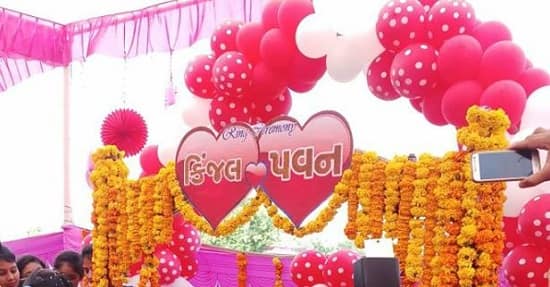 અમદાવાદ: ‘ચાર ચાર બંગડીવાળી ગાડી લાવી દંઉ’ સોંગથી ફેમસ થયેલ કિંજલ દવે ચૂપકેથી સગાઈ કરી લીધી છે. કિંજલ દવેએ પવન સાથે સગાઈ કરી હોવાની તસવીરો સામે આવી છે. કિંજલ દવે અને પવનની સગાઈ સામાજીક રીત-રિવાજોથી કરવામાં આવી છે. આ સગાઈ પોતાના વતનમાં કરવામાં આવી હતી. થોડા દિવસ પહેલાં જ પરિવાર સાથે કિંજલ સગાઈ માટે ખરીદી કરી રહી હતી. 