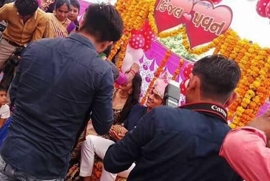 પિતા લાલજીભાઈ ગીત રાઈટિંગ ઉપરાંત કિંજલ દવે કાર્યક્રમમાં મદદ કરે છે. કિંજલ દવેનો જન્મ ઉત્તર ગુજરાતના એક બ્રાહ્મણ પરિવારમાં થયો હતો. તેને સંગીત વારસામાં મળ્યું છે. સંગીતના માહોલમાં ઉછરેલી કિંજલને નાનપણથી જ ગીતો ગાવાનો રસ જાગ્યો.