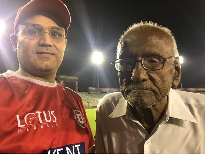  નવી દિલ્હી: સ્ટાર ક્રિકેટરોના ચાહકોની કમી નથી હોતી અને ચાહકો પોતાના બેસ્ટ ક્રિકેટરની એક ઝલક માટે હંમેશા ઉત્સુક રહેતા હોય છે. તેવીજ રીતે ક્રિકેટર વિરેન્દ્ર સહેવાગના પણ લાખો ફેન્સ છે અને તેમાંથી એક સૌથી જૂનો પ્રશંસક સહેવાગને મળ્યો હતો. આ ફેનની જ્યારે સહેવાગ સાથે મુલાકાત થઈ ત્યારે સહેવાગે તેનું સ્વાગત કર્યું હતું એટલુંજ નહીં તેના પગે લાગી તેના આશીર્વાદ પણ લીધા હતા. 