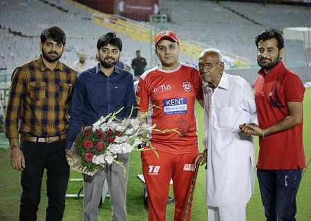 93 વર્ષીય વૃદ્ધ ફેનને લઈને એવી પણ ચર્ચા ચાલી રહી છે મોહાલી સ્ટેડિયમમાં કિગ્સ ઈલેવન પંજાબના ખેલાડીઓને ચીયર્સ કરવા માટે ઓમ પ્રકાશ સ્ટેડિયમમાં હાજર રહેશે.