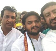 બળાત્કાર વિરોધી રેલીમાં હાર્દિકે લીધી સેલ્ફી, લોકોએ ઉડાવી મજાક