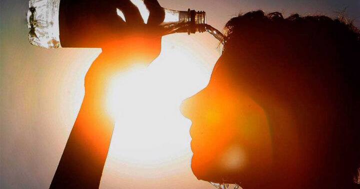 અમદાવાદઃ છેલ્લા બે દિવસથી ગુજરાતભરમાં હિટવેવ શરૂ થઇ ગયો છે. ઉત્તર-પશ્ચિમથી ઉત્તરના ગરમ પવનોને લઇને સૌરાષ્ટ્ર-કચ્છ અને દક્ષિણ ગુજરાતમાં કાળઝાળ ગરમી પડી રહી છે. ઉલ્લેખનીય છે કે, પાકિસ્તાનમાં સર્જાયેલા વેસ્ટર્ન ડિસ્ટર્બન્સની સાથે સાઈક્લોનિક સરક્યુલેશન સર્જાયું જેના કારણે પવનની દિશા બદલાઇ અને ઉત્તર-પશ્ચિમથી ઉત્તરના ગરમ પવનોની અસરોથી હિટવેવથી સર્જાયું છે. બુધવારે રાજ્યનાં મોટાભાગનાં શહેરોમાં ગરમીનો પારો 40 ડિગ્રી પાર કરી ગયો હતો.